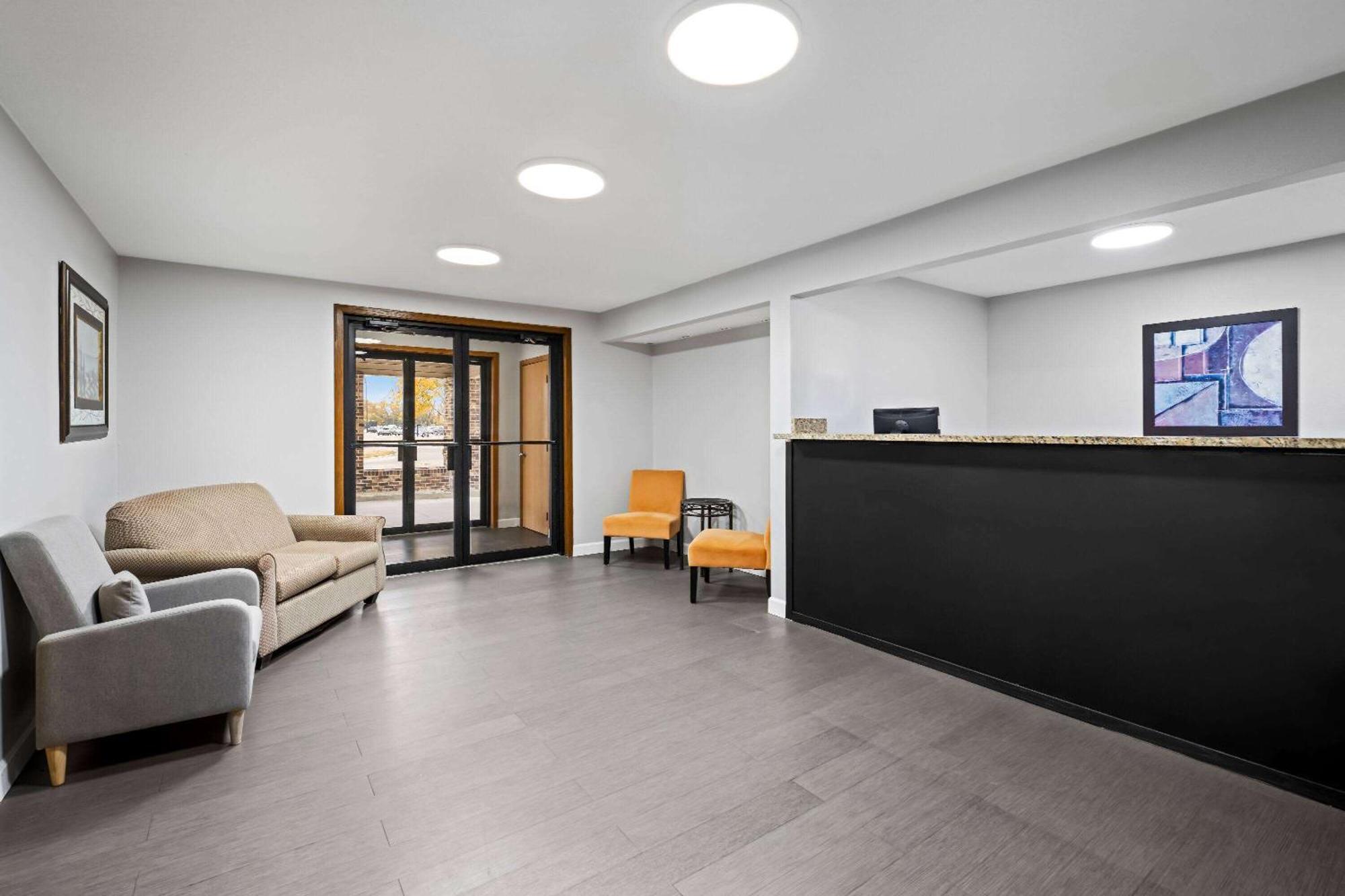 Super 8 By Wyndham Waverly Exterior foto