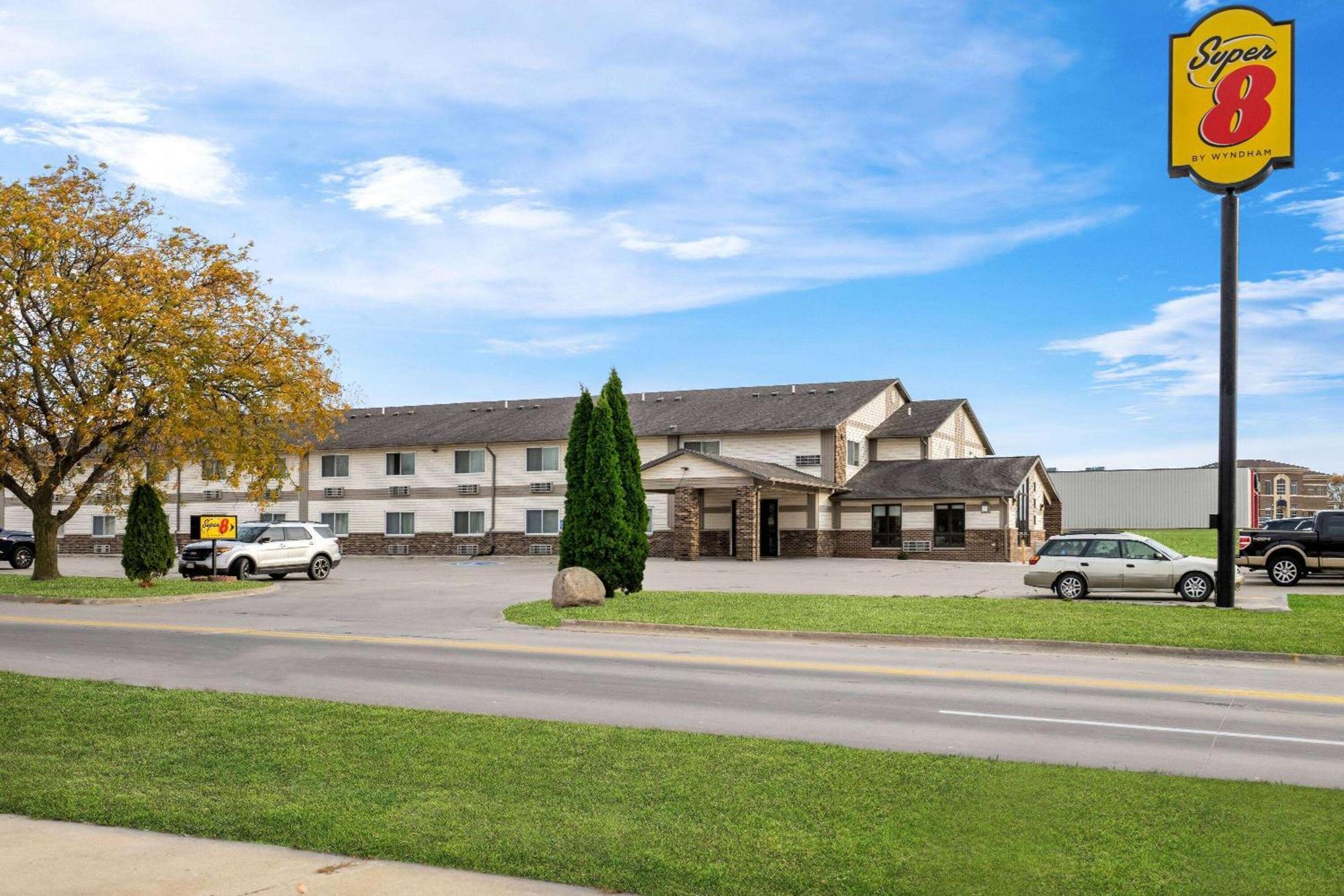 Super 8 By Wyndham Waverly Exterior foto