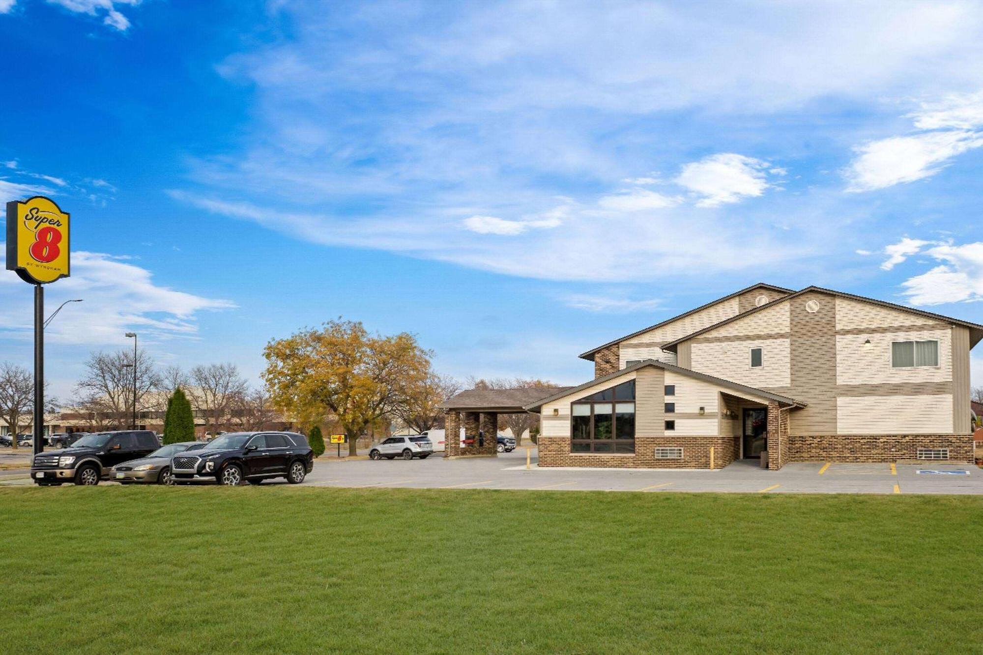 Super 8 By Wyndham Waverly Exterior foto